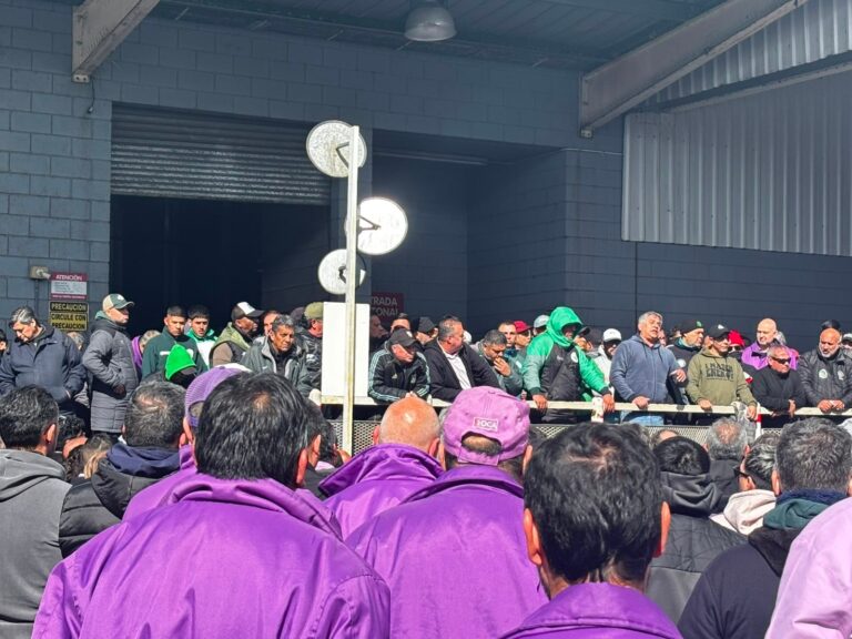 Protesta de Camioneros paraliza planta de OCA por despidos