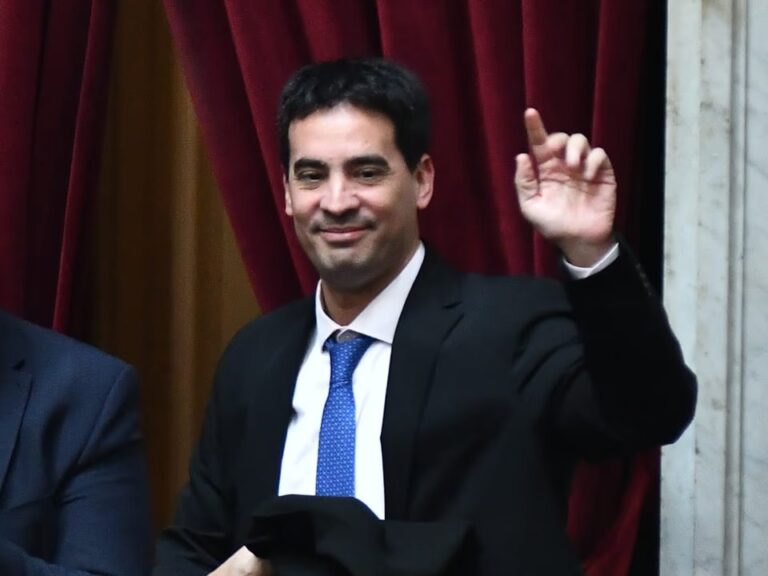 Ravier Enfrenta Nuevos Desafíos en Conferencia de Prensa