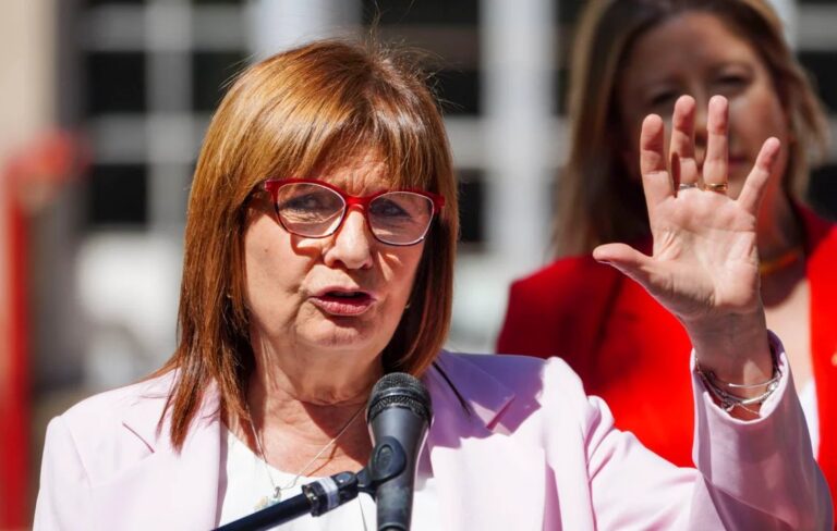 Bullrich se Distancia de Polémica por Comisario Armado en Protestas