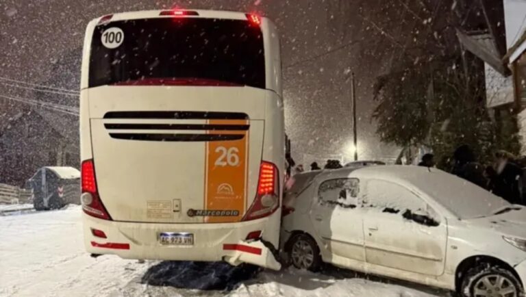 Accidente de colectivo en Bariloche deja múltiples vehículos dañados y un detenido