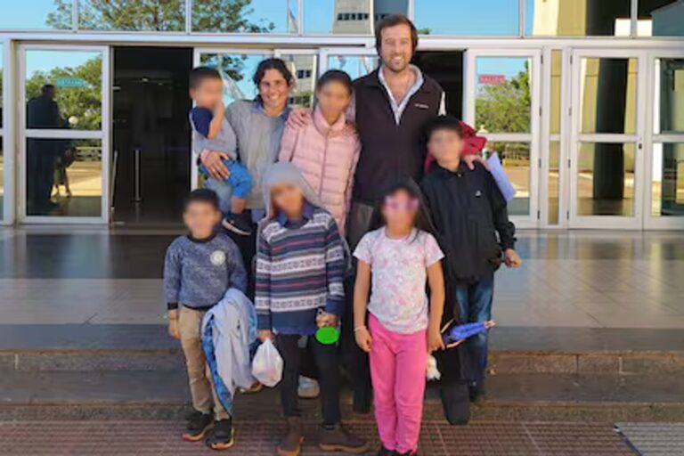 Seis Hermanitos de Misiones Celebran su Primer Día del Niño Juntos