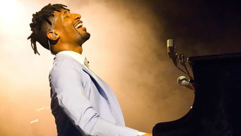 Jon Batiste Revive a Mozart con el Sabor de la Música Afroamericana