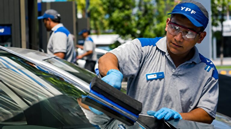 Revelan los nuevos salarios de los playeros de estaciones de servicio y los adicionales que elevan su ingreso