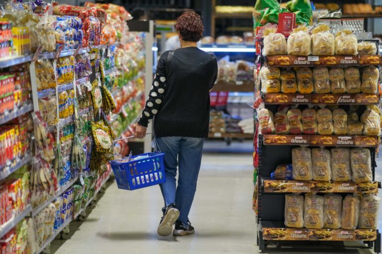 Caída del Consumo en Hogares Argentinos Reduce Generación de Residuos