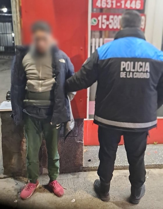 Detenido un pirómano en Caballito tras incendiar cuatro vehículos y dañar un local