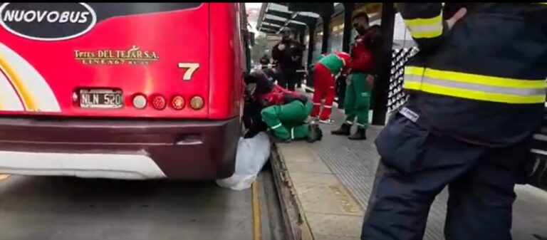 Tragedia en el transporte público: Jubilada pierde la vida tras ser atropellada por un colectivo