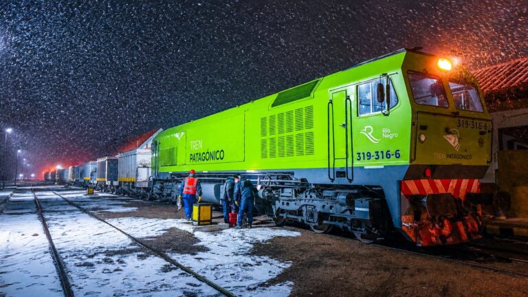 El Tren Patagónico transporta 600 toneladas de sal en una misión clave para Bariloche