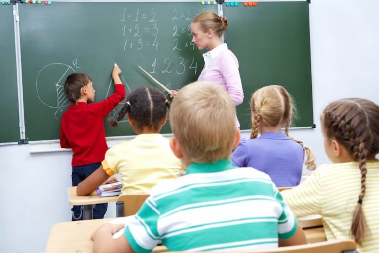 Solo el 50% de los estudiantes argentinos alcanza niveles satisfactorios en Lengua y Matemática