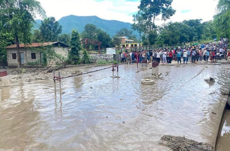 Inundaciones en Nepal y China: 392 muertos y más de 1300 desaparecidos