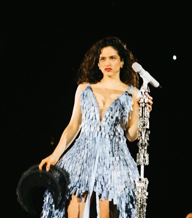 Rosalía impone restricciones en su concierto: no se permiten banderas ni camisetas de fútbol