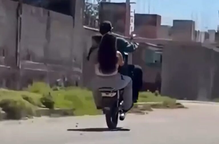 Indignación por video de pareja haciendo «willy» en moto con un bebé en brazos