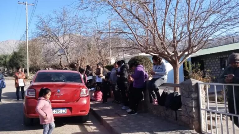 Padres Toman Escuela en Catamarca Exigiendo Claridad sobre Fondos de Comedor