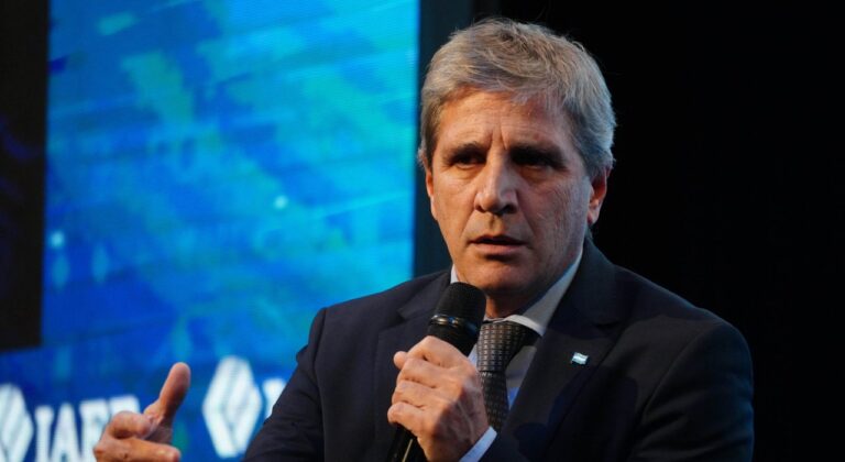 El Ministerio de Economía Reporta un Superávit Fiscal Récord en Julio