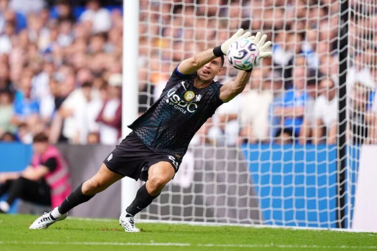 Dibu Martínez brilla en su debut con el Chelsea tras una jornada agitada