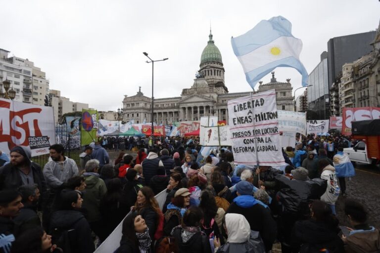 Organizaciones Sociales Protestan en el Congreso Contra la Ley de Propiedad Privada