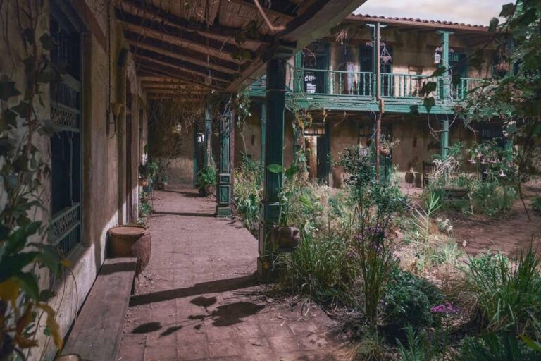 La Casa de los Buendía: Un Viaje Arquitectónico a Través del Tiempo