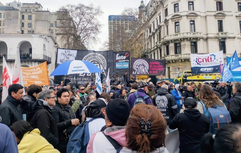 Marcha de trabajadores de FATE a Plaza de Mayo en defensa de sus derechos