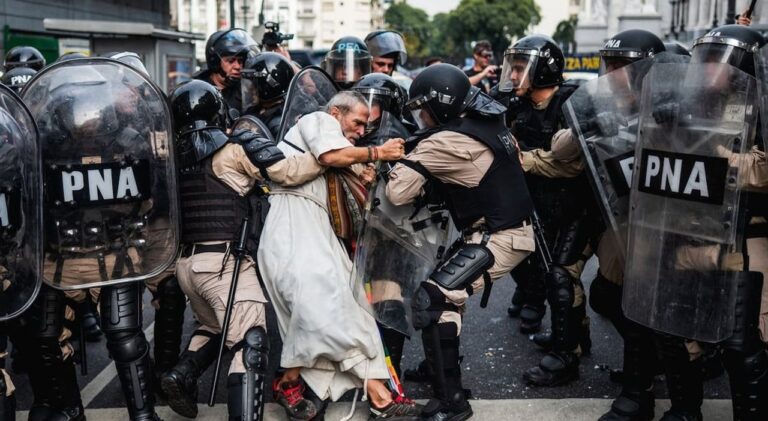 Fotógrafo argentino gana prestigioso premio por imagen de represión en el Congreso