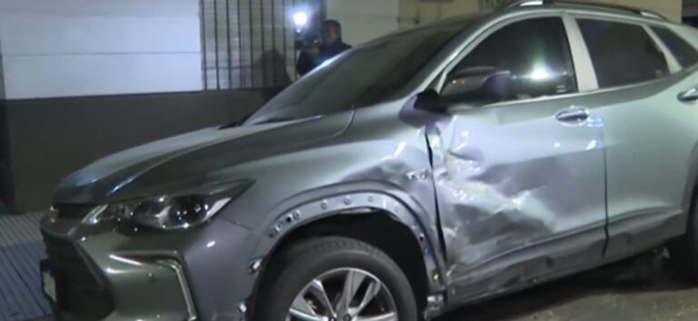 Conductor choca varios autos y abandona el vehículo en Belgrano