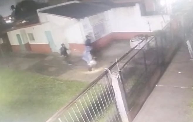 Violento asalto a jubilada en su hogar: tres ladrones la golpean y retienen por más de una hora