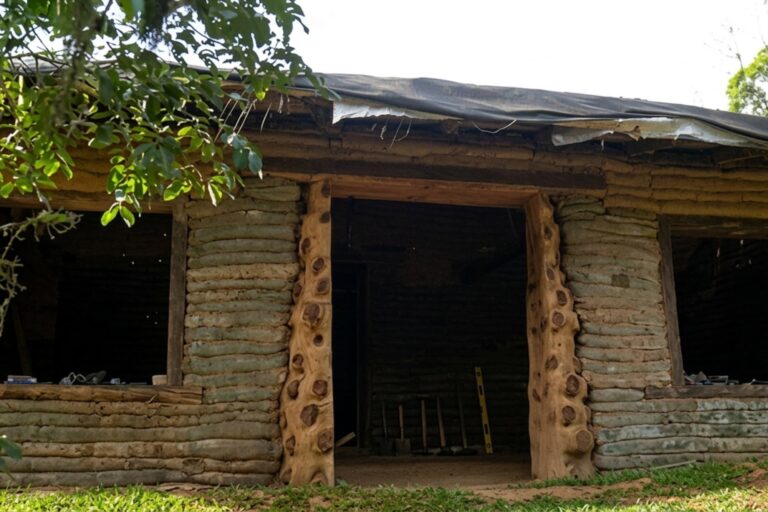 Una casa innovadora hecha de bolsas de papa y tierra sorprende en Brasil