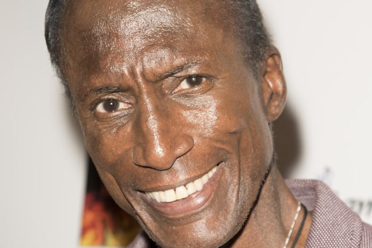 Fallece Michael Wright, el icónico actor de ‘V, Invasión Extraterrestre’