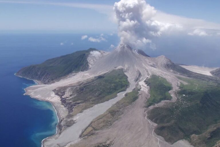 Descubrimiento sorprendente en volcán del Caribe: Un reservorio de metales bajo la superficie