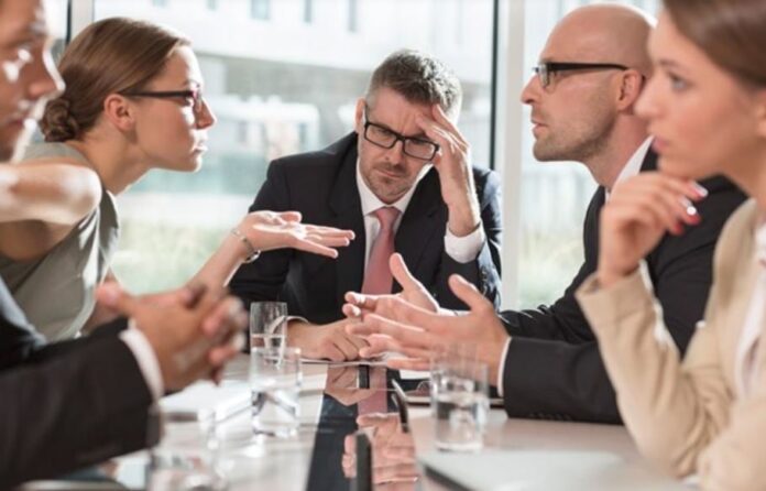 La Psicología Detrás de las Interrupciones en las Conversaciones