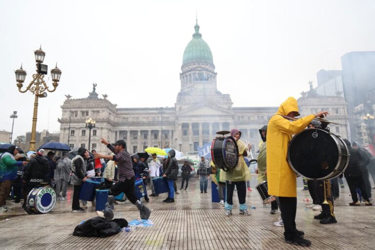 Movilización Masiva en el Congreso en Contra de la Ley de Tierras