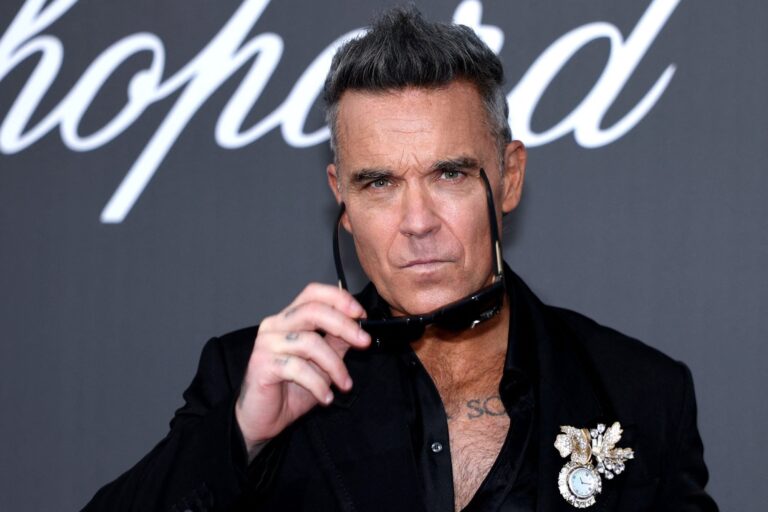 Robbie Williams revela sus luchas internas y considera usar una prótesis capilar
