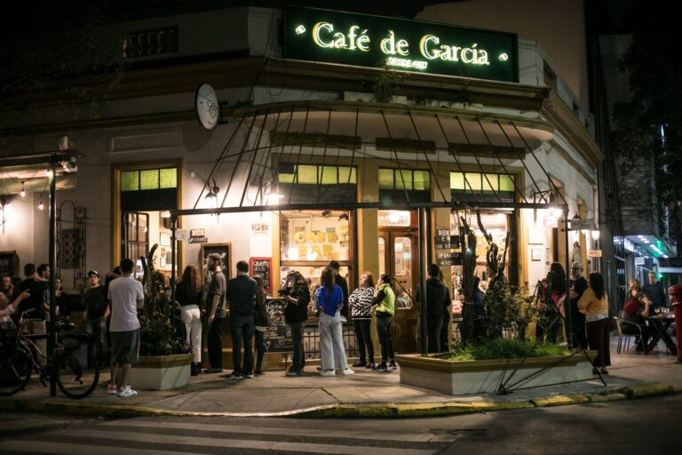 Una Comunidad Revitaliza los Bares Olvidados: El Movimiento Bar de Viejes