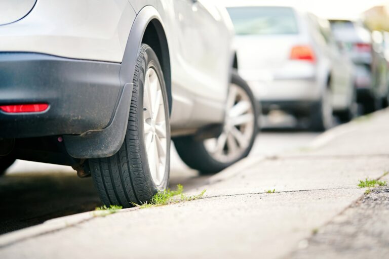 Los peligros ocultos de estacionar con las ruedas giradas