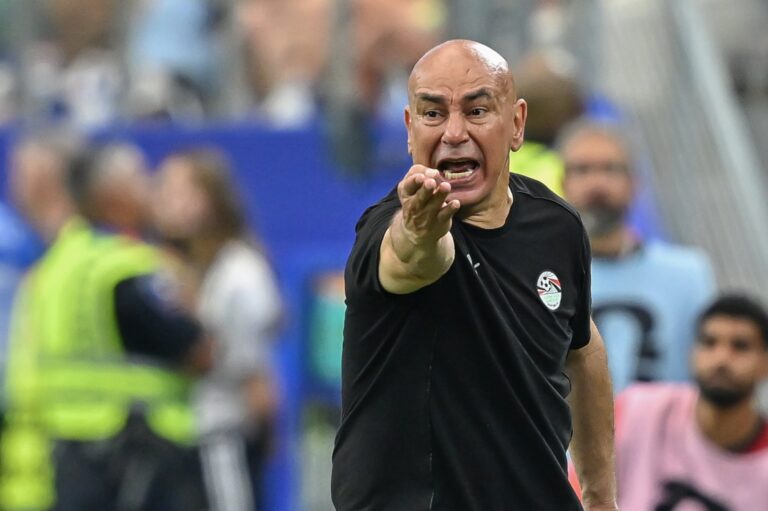 Desmayo del entrenador de Egipto en medio de un violento enfrentamiento familiar