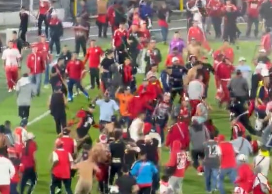 Violencia en el Fútbol Colombiano: Barrabravas Interrumpen Partido en Bogotá