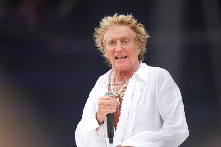 Rod Stewart se somete a procedimiento cardíaco y se aleja temporalmente de los escenarios