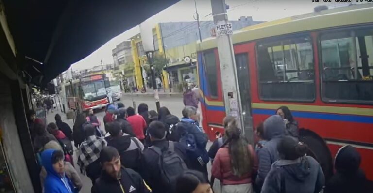 Tragedia en Moreno: mujer fallece tras ser atropellada por colectivo