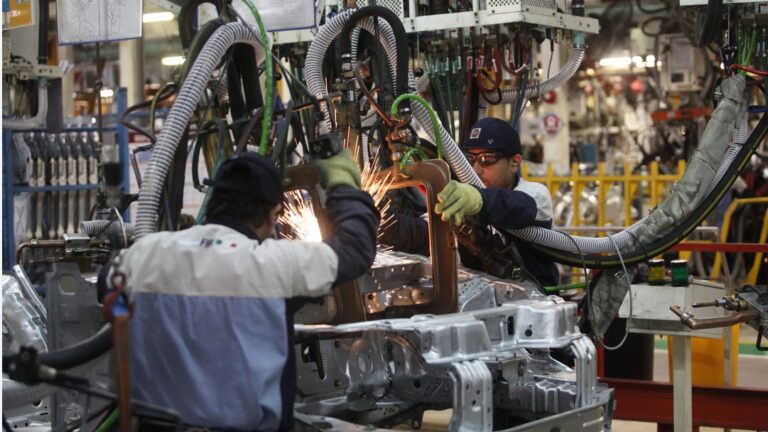 La industria crece levemente mientras la construcción se desploma en junio