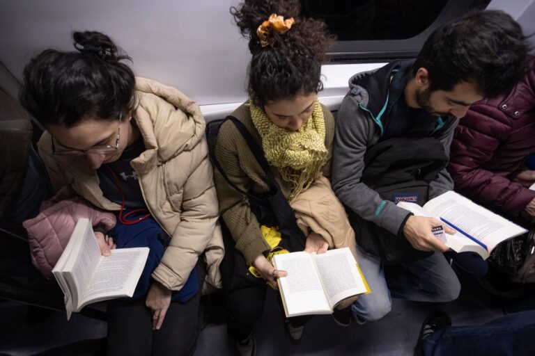 Cientos de Lectores Celebran el Día del Lector en el Subte