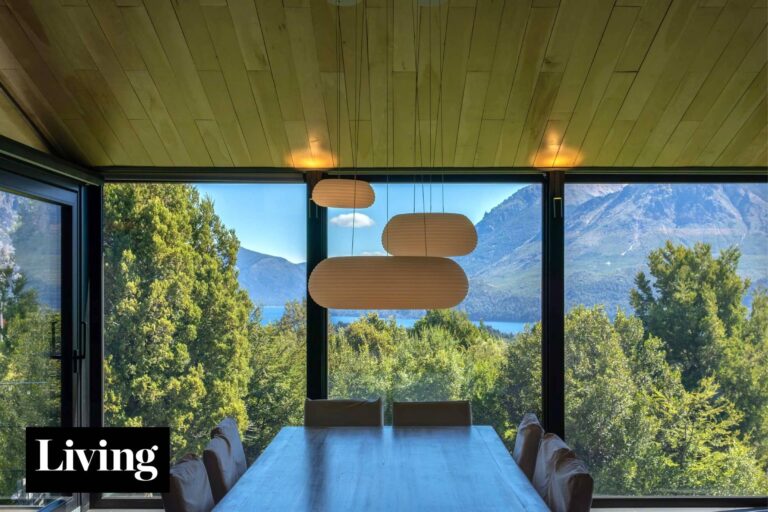 Una Casa en Bariloche que se Eleva para Capturar las Vistas del Lago Gutiérrez