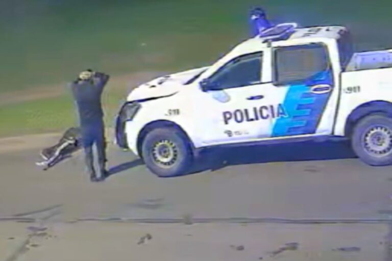 Impactante atropello: Un patrullero de la Policía Bonaerense arrolla a un hombre en plena emergencia