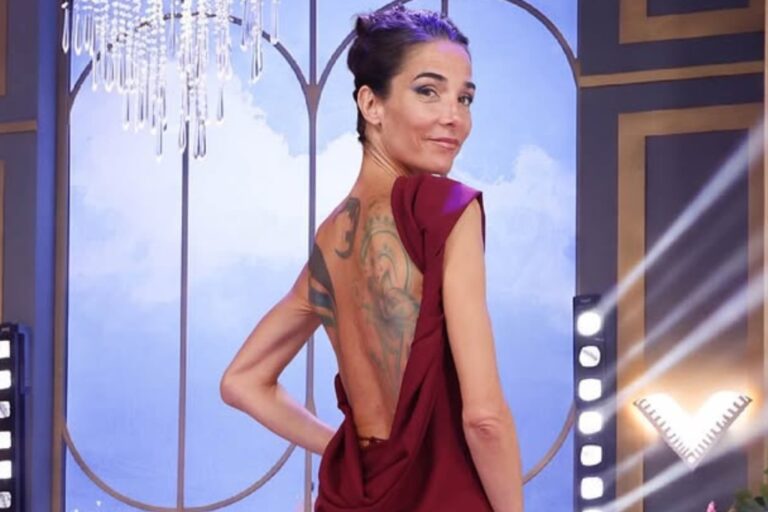 Juana Viale deslumbra con un vestido de gala en su programa y revela un curioso detalle