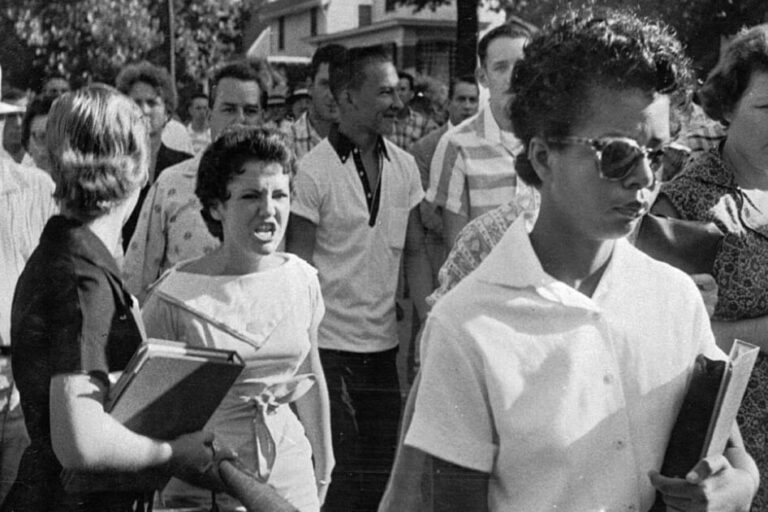 La poderosa historia detrás de la emblemática fotografía que unió y separó a dos jóvenes