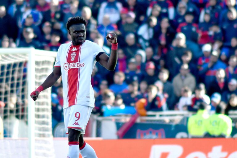 Huracán Rompe el Silencio en el Bajo Flores con un Doblete de Caicedo