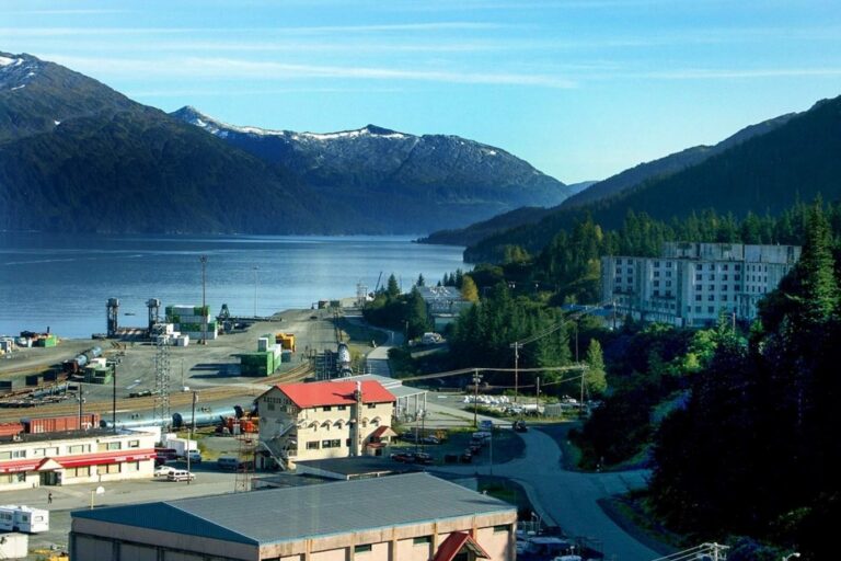 Descubre Whittier: El singular pueblo de Alaska donde todos viven bajo un mismo techo