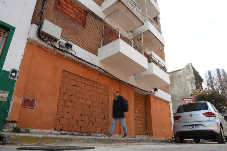 Desalojo histórico: Un edificio de tres décadas de ocupación cierra un capítulo en Núñez