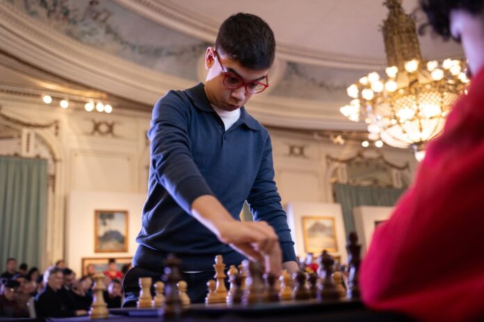 Faustino Oro: El joven prodigio del ajedrez que transforma el silencio en ovaciones