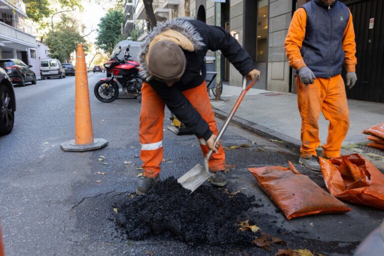 Revolución en el mantenimiento urbano: la nueva tecnología de asfalto frío que acelera la reparación de baches