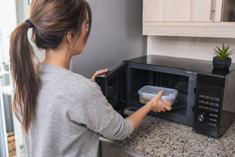 El médico Jorge Tartaglione advierte sobre el uso de plásticos en el microondas