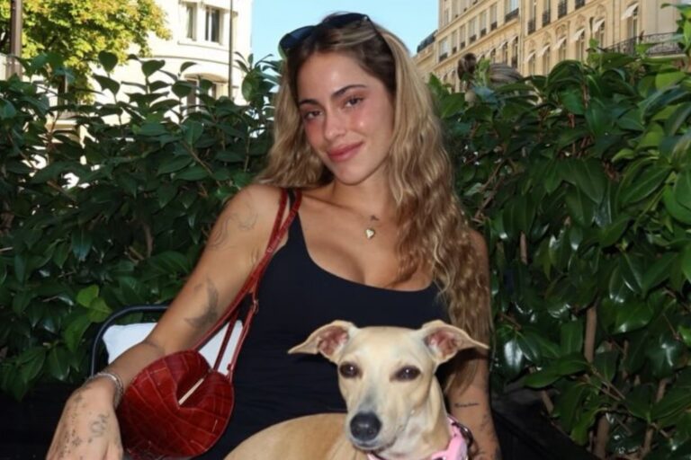 Tini Stoessel y Fifi: Un Paseo Encantador por París