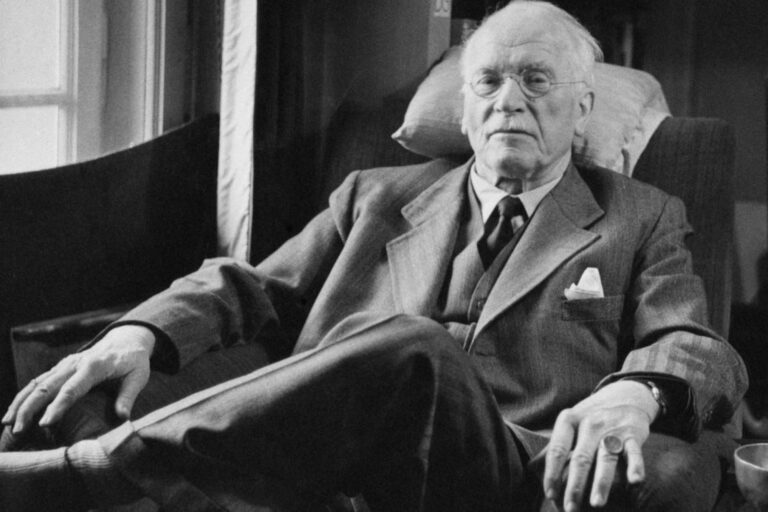 Carl Jung: Reflexiones sobre el Fanatismo y la Psicología Moderna